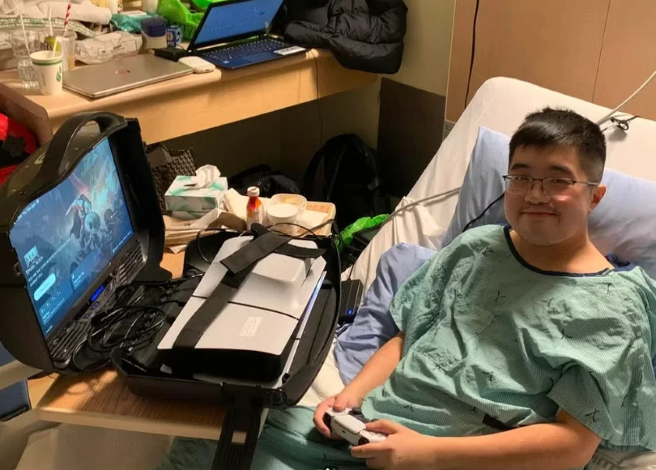 Счастливый поклонник DOOM в больнице в Торонто